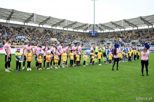 Piłkarze Arki Gdynia w różowych koszulkach podczas meczu z Pogonią Siedlce