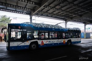 Przyozdobiony świątecznie trolejbus, który będzie przez najbliższe dni woził pasażerów na liniach ZKM Gdynia (fot. Kamil Złoch)