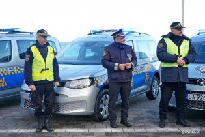 Andrzej Bień &ndash; komendant Straży Miejskiej w Gdyni (w środku) ze strażnikami podczas oficjalnego przekazania nowych radiowoz&oacute;w