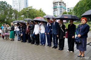 Uczestnicy zgromadzeni podczas  uroczystości  z okazji 87. rocznicy wybuchu II wojny światowej na Cmentarzu Wojennym w Redłowie 