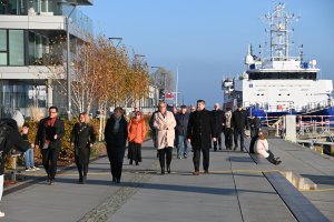 Goście przybywają na uroczystość odsłonięcia tablicy 