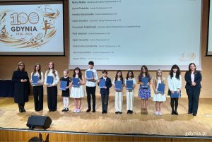 Stypendystki i stypendyści wraz z prezydent Gdyni Aleksandrą Kosiorek i wiceprezydentką Gdyni Oktawią Gorzeńską (fot. Magdalena Starnawska)