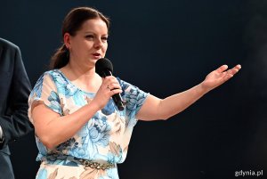 Hala Polsat Plus Arena Gdynia, scena, przemawia Aleksandra Kosiorek, trzyma mikrofon