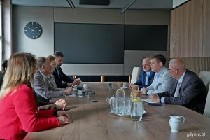 Przedstawiciele gdyńskiego samorządu, Zrzeszenia Kaszubsko-Pomorskiego, Urzędu Marszałkowskiego Wojew&oacute;dztwa Pomorskiego, Agencji Rozwoju Gdyni, gdyńskiego oddziału Zrzeszenia Kaszubsko-Pomorskiego&nbsp;oraz Kaszubskiego Forum Kultury podczas spotkania roboczego na temat Światowego Zjazdu Kaszub&oacute;w w Urzędzie Miasta Gdyni 