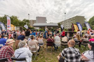 Ludzie w różnym wieku na festynie międzypokoleniowym w parku Kilońskim. Przyglądają się animacjom na scenie // fot. Karol Stańczak