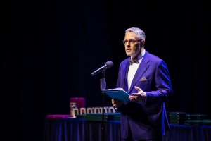 Przy mikrofonie dyrektor naczelny UCK Jakub Kraszewski