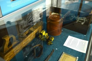 Część eksponatów, które są prezentowane na nowej wystawie czasowej na „Darze Pomorza”: latarka, apteczka szalupowa i niezbędnik - otwieracz // fot. Narodowe Muzeum Morskie