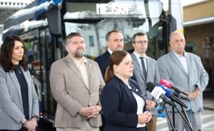 Na zdjęciu: prezydent Gdyni Aleksandra Kosiorek (przy mikrofonie), Agnieszka Jankowska, prezes sp&oacute;łki GKM, Tadeusz Szemiot, przewodniczący Rady Miasta Gdyni, wiceprezydent Gdyni Tomasz Augustyniak i prezes PKM Paweł Misiak