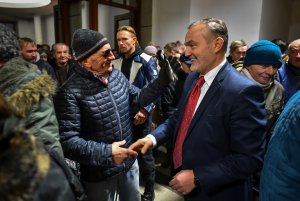 Goście wigilii witają się z prezydentem Wojciechem Szczurkiem // fot. Dawid Linkowski
