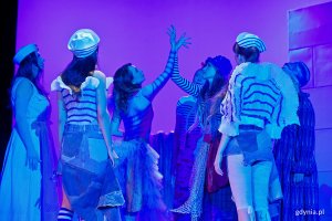 Zdjęcie z pr&oacute;by spektaklu &bdquo;Gdynia. Fordewind&rdquo;. Scena Zbiorowa (fot. Magdalena Czernek)