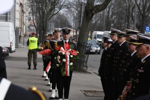 Złożenie kwiatów przy tablicy admirała floty Andrzeja Karwety // fot. Lechosław Dzierżak