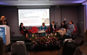 Kilka os&oacute;b na scenie