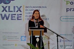 Dorota Kotwicka, dyrektorka Zespołu Szk&oacute;ł Chłodniczych i Elektronicznych, przemawiająca podczas otwarcia finału XLIX Og&oacute;lnopolskiej Olimpiady Wiedzy Elektrycznej i Elektronicznej 