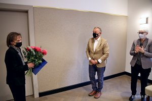 Prezydent Wojciech Szczurek i przewodnicząca Rady Miasta Joanna Zielińska ( po prawej) dziękują Alicji Helbin (po lewej) za lata pracy na rzecz miasta // fot. Przemysław Kozłowski