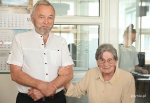 na zdjęciu uśmiechnięci ludzie