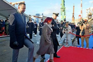 Minister obrony narodowej Władysław Kosiniak-Kamysz i Katarzyna Sikora, matka chrzestna okrętu podczas uroczystości chrztu i wodowania okrętu ORP „Czajka” 