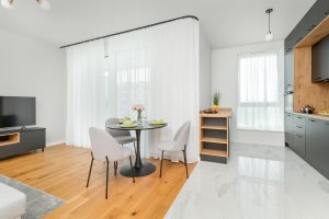Salon z aneksem kuchennym w mieszkaniu św. Piotra 6B/135