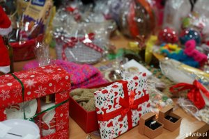 Zapakowane upominki ułożone na stoliku