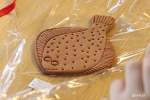 Projekt &bdquo;Wyjście z klasą&rdquo; w Muzeum Miasta Gdyni, za zdjęciu uczniowie z SP 52 podczas warsztat&oacute;w zdobienia piernik&oacute;w (fot. Katarzyna Balcerzak)