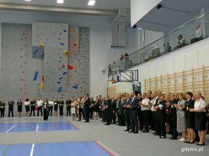 Uczestnicy otwarcia Centrum Sportu i Rekreacji Uniwersytetu Morskiego zgromadzeni w hali sportowej 
