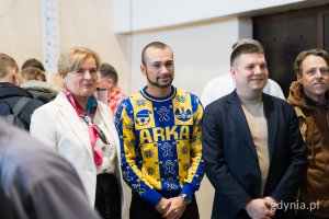 Radni Teresa Bysewska i Marcus da Silva oraz wiceprezydent Maciej Zielonka podczas tradycyjnej gdyńskiej wigilii
