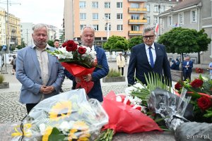 Mężczyźni w garniturach z kwiatami