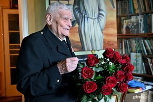 na zdjęciu starszy człowiek w odświętnym ubraniu