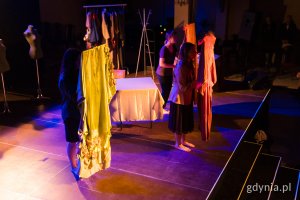 Aktorzy na scenie wśród scenografii