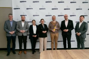 Na zdjęciu (od lewej): wiceprezydent Gdyni Rafał Geremek, dyrektor zarządzający Mariusz Bzdęga, skarbniczka Honorata Krupka, prezydent Gdyni Aleksandra Kosiorek, zwycięzca licytacji Michał Paca, wiceprezydent Bartłomiej Austen, wiceprezydent Maciej Zielonka (fot. Natalia Kawalerowicz)