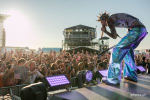 Machine Gun Kelly bawiący się z publicznością podczas koncertu na Open'er Festivalu 2023 // fot. Karol Stańczak