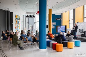 dr Robert Hirsch – miejski konserwator zabytków przemawiający podczas spotkania z cyklu „Wtorki z modernizmem” 