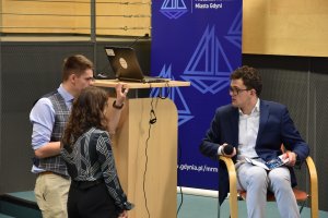 Na zdj.(z prawej): Janek Górecki na scenie w PPNT podczas kongresu o depresji