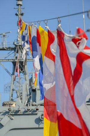 Na okrętach Marynarki Wojennej podniesiono wielką galę banderową // fot. kmdr ppor. Radosław Pioch 