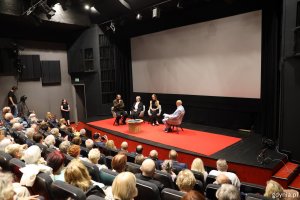 Na scenie w Sali Warszawa rozmawiają: (od lewej): Michał Miegoń z Muzeum Miasta Gdyni, Maria Jarosz, autorka książki &bdquo;Gdynia moja miasto&rdquo;, Paulina Kubica, reżyserka filmu oraz prowadzący wydarzenie Zdzisław Januka