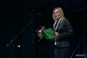 Ewelina Jasicka - dyrektorka Teatru Gdynia Główna odebrała Nagrodę Prezydenta Miasta Gdyni z okazji Międzynarodowego Dnia Teatru w imieniu Anny Bochnak-Fryc 