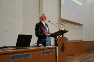 Mężczyzna z mikrofonem na m&oacute;wnicy