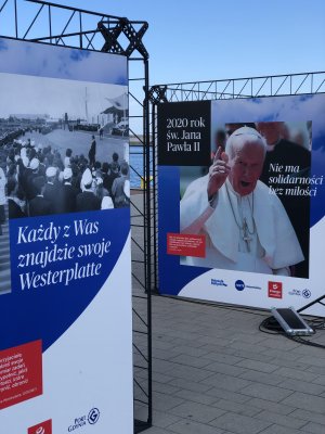 Otwarcie wystawy fotograficznej w Gdyni w hołdzie Janowi Pawłowi II // fot. Magda Śliżewska