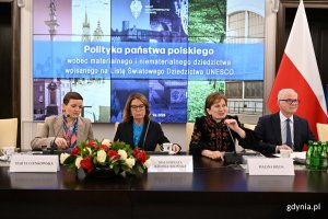 Konferencja &bdquo;Polityka państwa polskiego wobec materialnego i niematerialnego dziedzictwa wpisanego na Listę Światowego Dziedzictwa UNESCO&rdquo; w Senacie RP. Na zdjęciu widoczni od lewej: ministra kultury i dziedzictwa narodowego Marta Cienkowska, marszałkini Senatu RP Małgorzata Kidawa-Błońska, senator Halina Bieda oraz senator Sławomir Rybicki. (fot. Łukasz Kamasz/gdynia.pl)