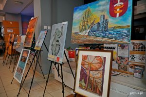 Obrazy prezentowane podczas prewernisażu wystawy &bdquo;100 obraz&oacute;w na 100-lecie Gdyni&rdquo; w Gdyńskim Centrum Organizacji Pozarządowych 