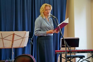Lilianna Szewczuk-Putrym, dyrektor Domu Pomocy Społecznej w Gdyni, przemawiająca podczas uroczystości z okazji 91. urodzin Przemysława Dyakowskiego