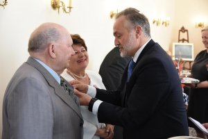 Prezydent Wojciech Szczurek wręczył medale za Długoletnie Pożycie Małżeńskie // fot. Lechosław Dzierżak