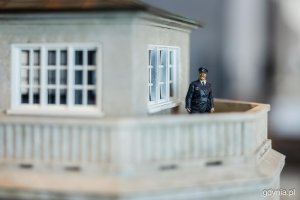 Figurka na balkonie budynku