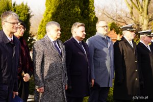 Na zdjęciu od lewej m.in.: wiceprezydent Rafał Geremek, radna Sejmiku Pomorskiego Beata Koniarska, poseł Michał Kowalski, wicewojewoda Emil Rojek, Dow&oacute;dca 3 Flotylli Okręt&oacute;w kontradmirał Andrzej Ogrodnik (fot. Karolina Szypelt)