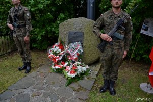 Przy samolocie TS-8 Bies na Babich Dołach złożono kwiaty z okazji Święta Lotnictwa Polskiego // fot. Paweł Kukla