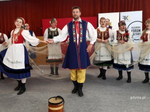 Na zdjęciu zesp&oacute;ł ludowy