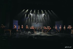 Zdjęcie z pr&oacute;by koncertu sylwestrowego &bdquo;Muzyczny swojemu miastu na 100-lecie&rdquo;. Scena zbiorowa 