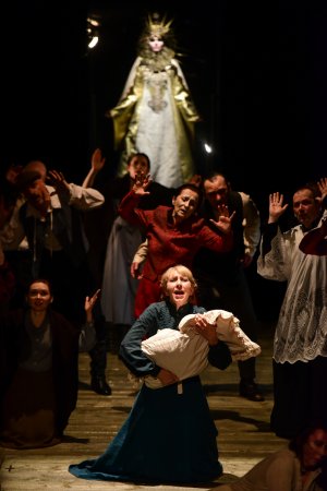 Scena zbiorowa - zdjęcie z próby medialnej spektaklu "Prawiek i inne czasy" w Teatrze Miejskim w Gdyni // fot. Roman Jocher