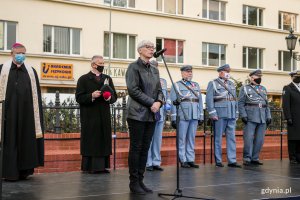 Joanna Zielińska - przewodnicząca Rady Miasta Gdyni - przemawia podczas obchodów Dnia Papieskiego w Gdyni. Na scenie, za nią stoją: bp Wiesław Szlachetka - biskup pomocniczy Archidiecezji Gdańskiej, ks. dr Edmund Skalski - proboszcz parafii pw. Najświętszej Maryi Panny Królowej Polski, przedstawiciele Związku Piłsudczyków // fot. Karol Stańczak