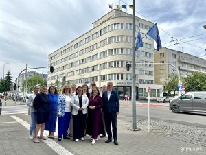 Od lewej: dr Joanna Leman &ndash; kierowniczka Referatu Wsp&oacute;łpracy z Zagranicą Urzędu Miasta Gdyni, wiceprezydentka Gdyni Oktawia Gorzeńska, Marek Stępa &ndash; inżynier, architekt i były wiceprezydent Gdyni, prezydent Gdyni Aleksandra Kosiorek, miejski konserwator zabytk&oacute;w dr Robert Hirsch, senator Sławimir Rybicki oraz Celina Łozowska z Biura Miejskiego Konserwatora Zabytk&oacute;w podczas konferencji prasowej w Miejskiej Informacji Turystycznej wraz z pracownikami Urzędu Miasta Gdyni na tle modernistycznego budynku PLO 