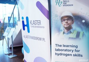 Banery z reklamą konferencji PCHET 2025